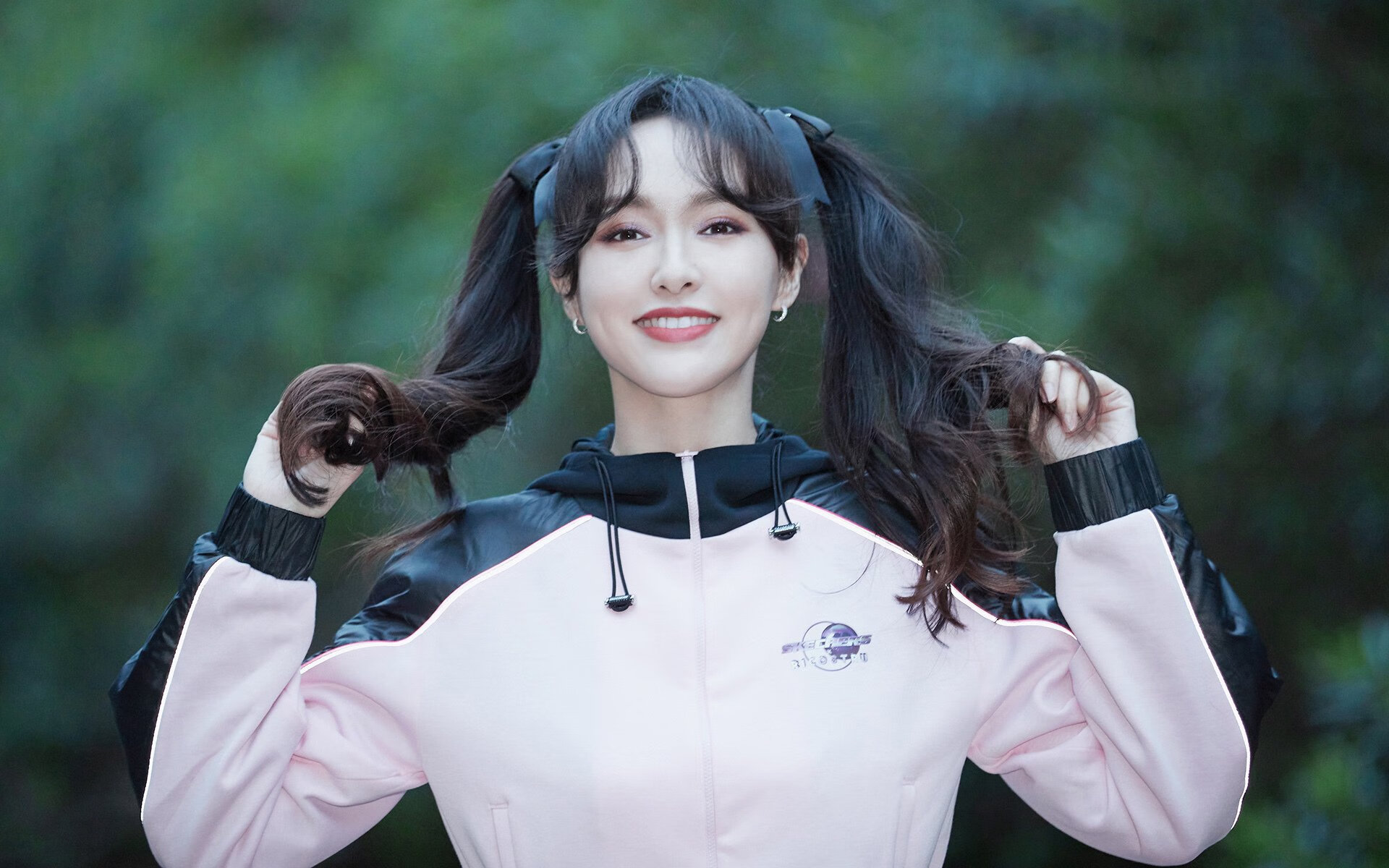 “简阳文体中心篮球赛:明星球员点燃观众激情”