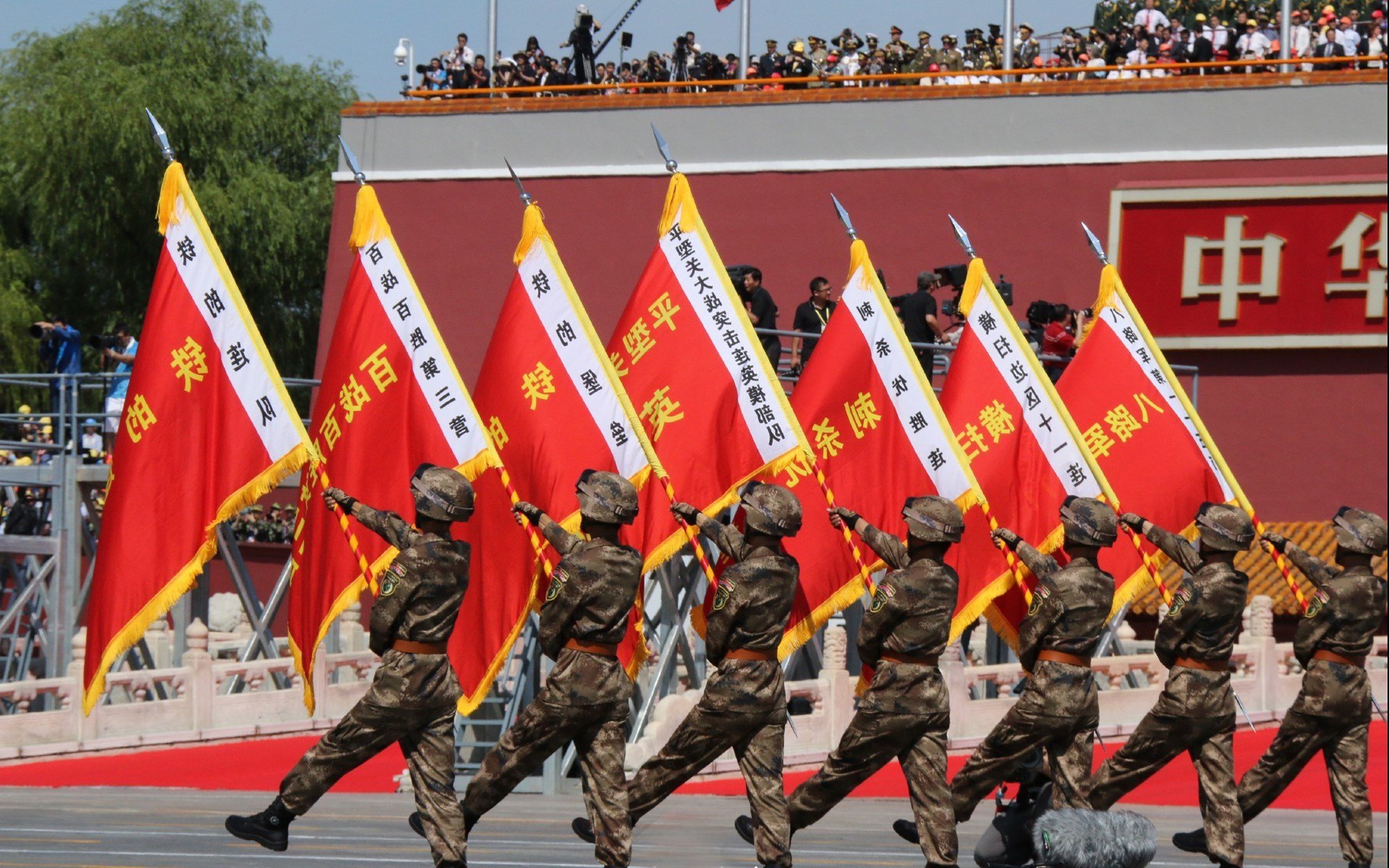 奥预赛中国足球晋级 球迷为球队加油，2020足球奥预赛