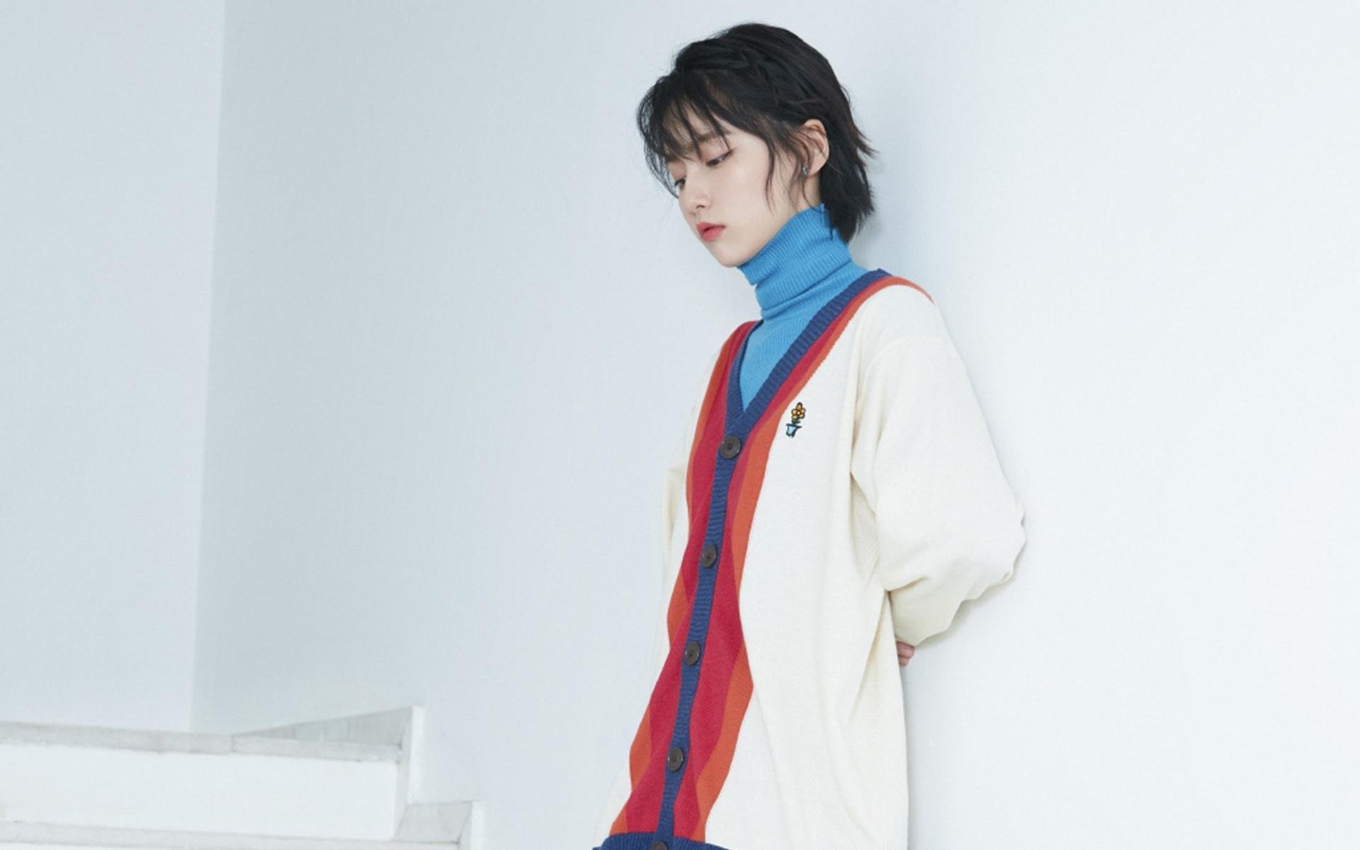 “高新体育中心健力赛：力量之美，举重选手铸就新的历史篇章”